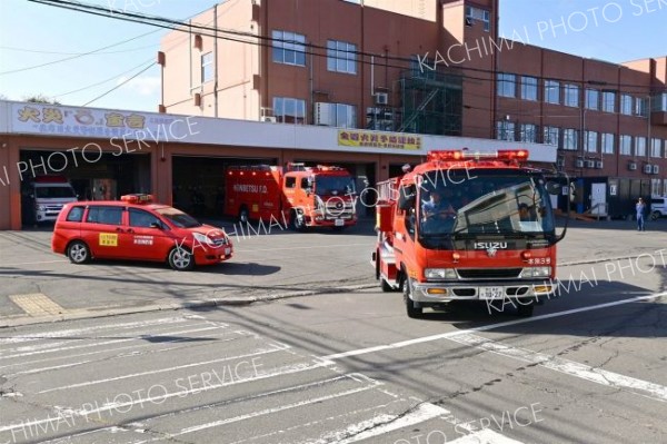 消防署員と団員ら約５０人が参加して市街地一円を巡回した