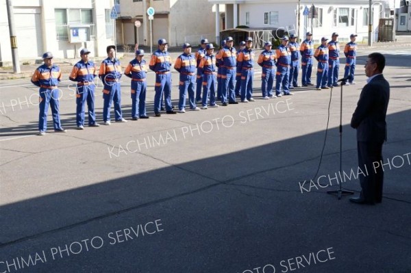 消防署員と団員ら約５０人が参加して秋の全道火災予防運動に臨んだ