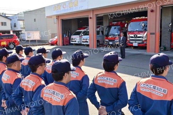 消防署員と団員ら約５０人が参加して秋の全道火災予防運動に臨んだ