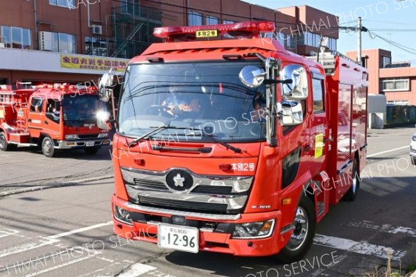 消防署員と団員ら約５０人が参加して市街地一円を巡回した