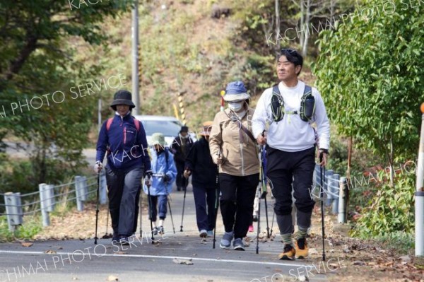 日高山脈展望台へノルディックウオーキング　広尾町健康推進部連絡会