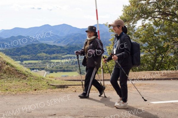 大丸山頂上の日高山脈展望台を目指す参加者ら