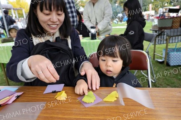 <strong>＜工作に挑戦＞</strong><br>イチョウの葉を拾って親子でしおり作りに挑戦
