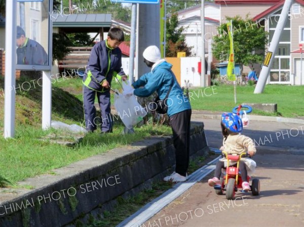 ごみ拾いに汗を流す村民