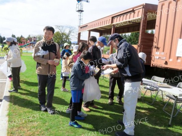 景観ポイントでシールをもらう村民