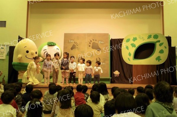 保育園児ら森林の大切さ学ぶ　足寄で森の教室