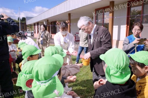 年長２４人がドングリを植えた