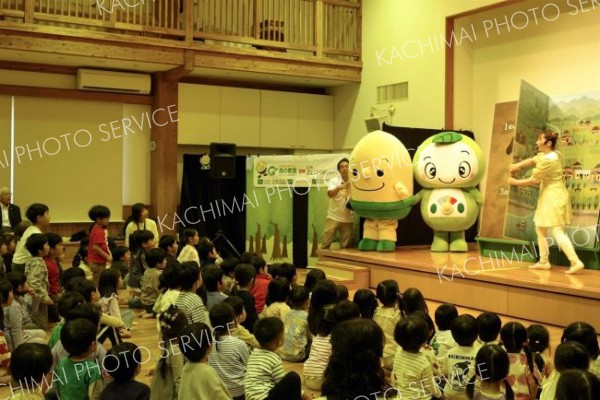 園児ら１３０人が森の働きなどを学んだ