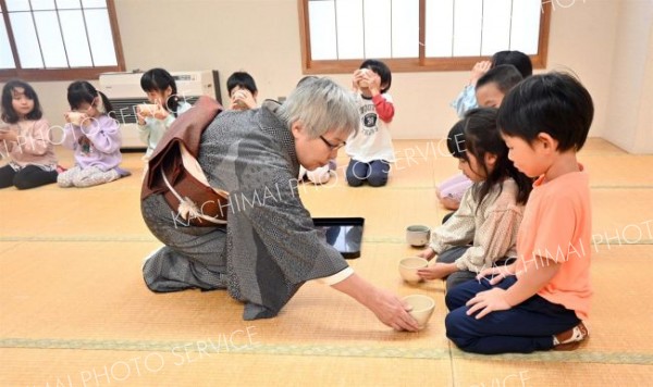 士幌で園児招きお茶会