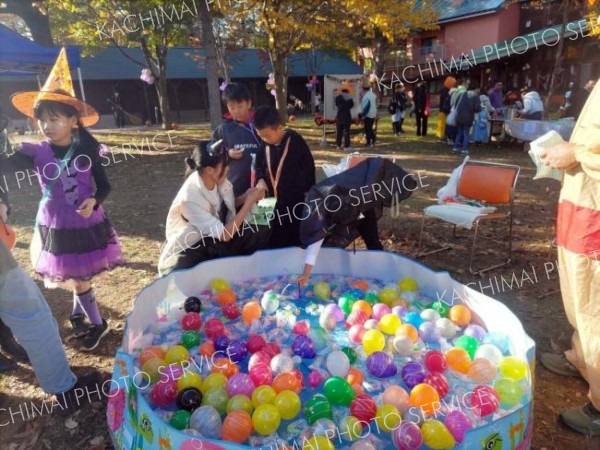 森のハロウィーンが親子連れで盛り上がり　さまざまな姿に扮して「トリック・オア・トリート」