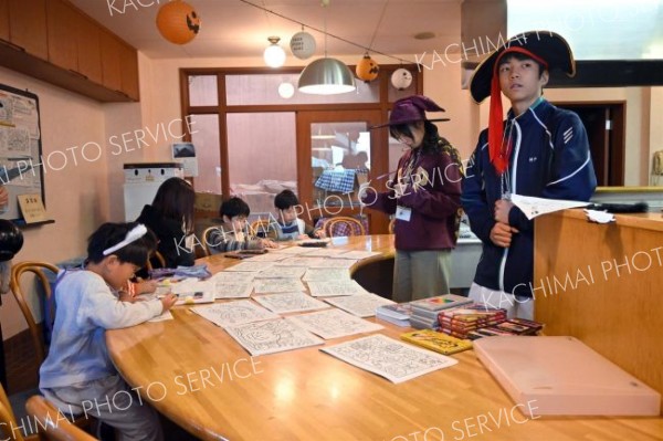 森のハロウィーンが親子連れで盛り上がり　さまざまな姿に扮して「トリック・オア・トリート」 2