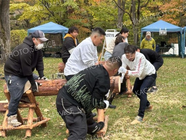 歓声に包まれ丸太切り大会