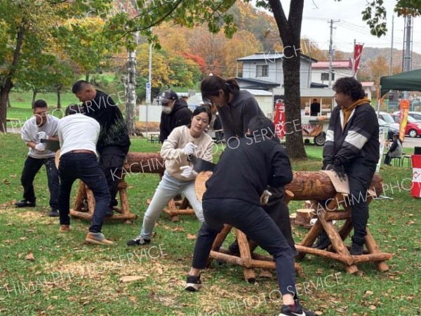 歓声に包まれ丸太切り大会