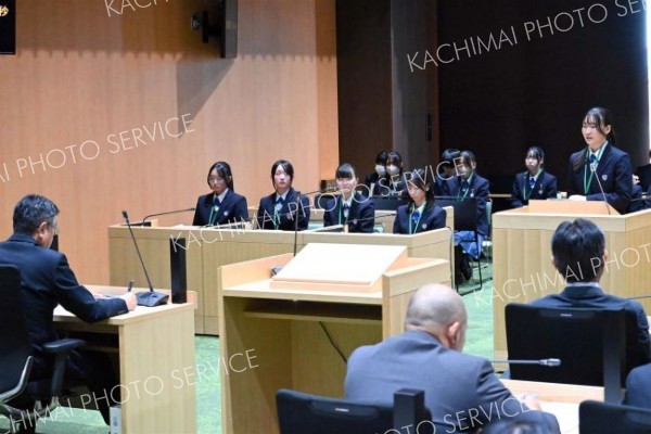 大樹高３年生による高校生議会　まちの課題などで質疑