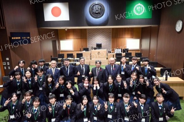 高校生議会を終えた議員役の生徒、理事者、町議ら