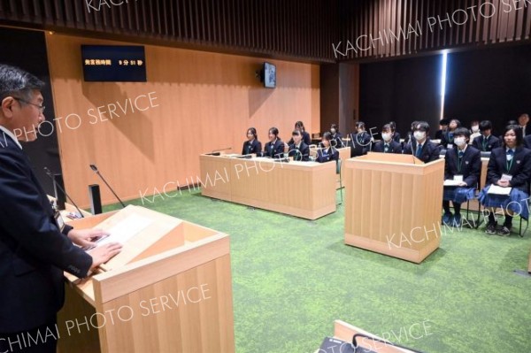 答弁に耳を傾ける高校生議員ら