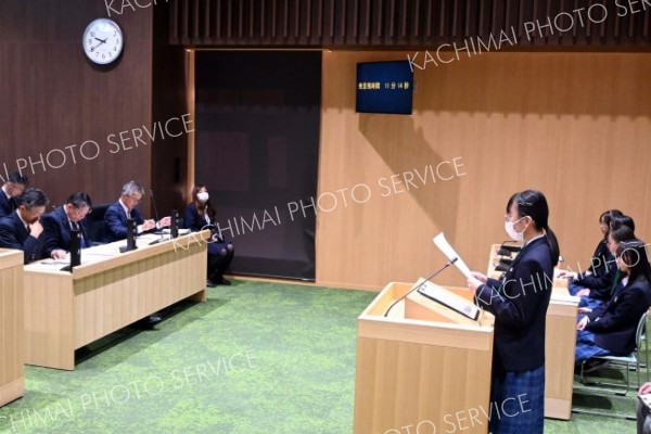 答弁を求める高校生議員ら