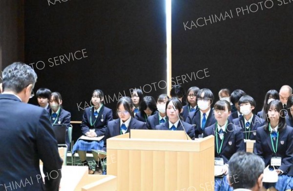 答弁に耳を傾ける高校生議員ら