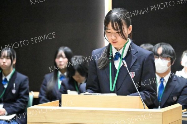 議場で質疑する高校生議員