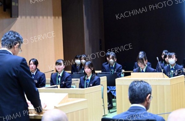 答弁に耳を傾ける高校生議員ら