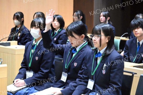 再質問を求める高校生議員ら