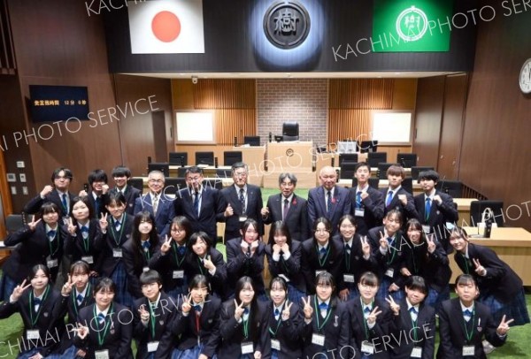 高校生議会を終えた議員役の生徒、理事者、町議ら