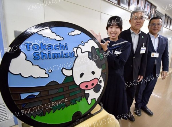 清水中学生考案のマンホールお披露目