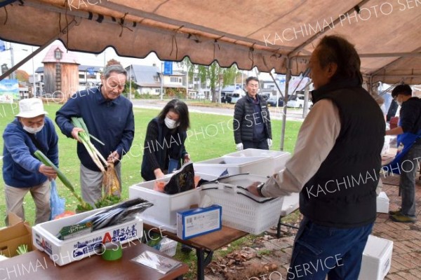 家族連れなど多くの人でにぎわった感謝市