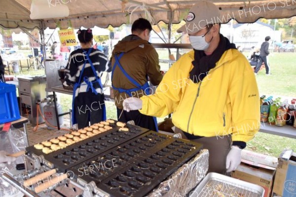 家族連れなど多くの人でにぎわった感謝市