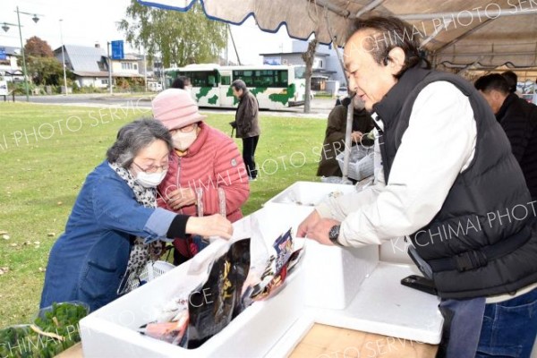 家族連れなど多くの人でにぎわった感謝市