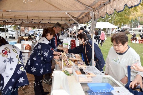 家族連れなど多くの人でにぎわった感謝市