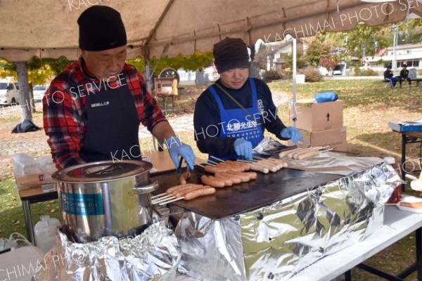 家族連れなど多くの人でにぎわった感謝市