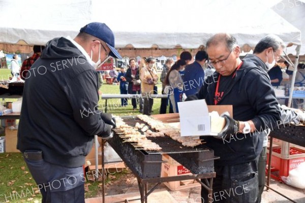 家族連れなど多くの人でにぎわった感謝市