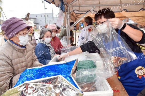 家族連れなど多くの人でにぎわった感謝市