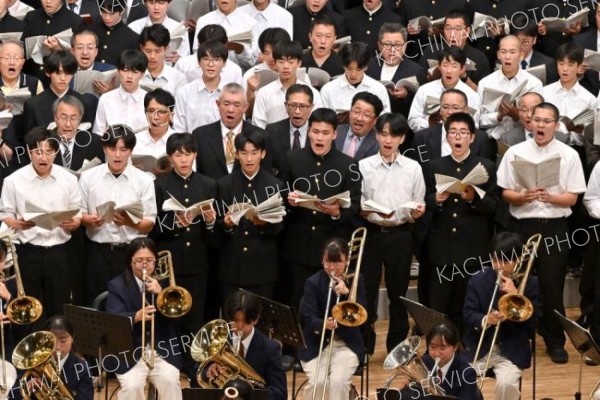 感動の美声―。帯広三条高校創立１１０周年記念式典で合唱部と歴代の卒業生ら５７１人が大合唱（１８日、帯広市民文化ホールで。金野和彦撮影）