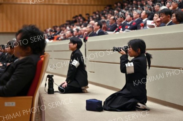 記録撮影は任せて―。帯広三条高校創立１１０周年記念式典の様子を撮影する同校の写真部員（１８日、帯広市民文化ホールで。金野和彦撮影）