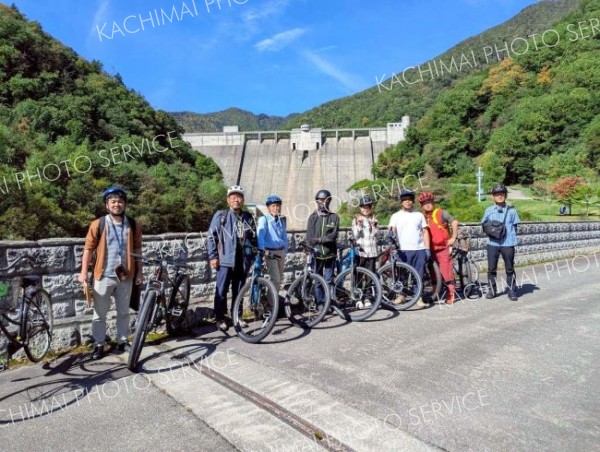 サイクリングモニターツアーの参加者ら