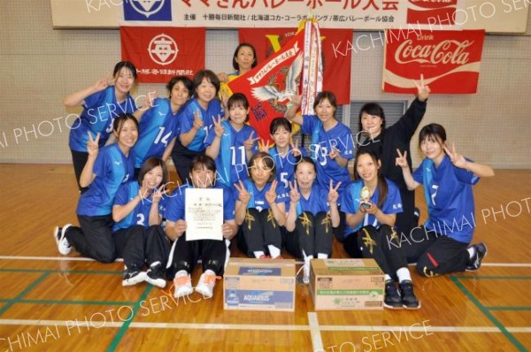 本別クラブ初Ｖ　勝毎社コカ・コーラ杯争奪全十勝ママさんバレー 6