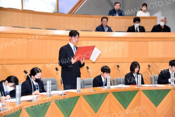 陸別中３年生が模擬議会　ゴミ箱設置など提案「素晴らしい発想」