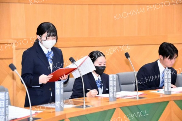 ３グループに分かれ、「空き家のリニューアル」や「子育て支援の充実」などを提案した