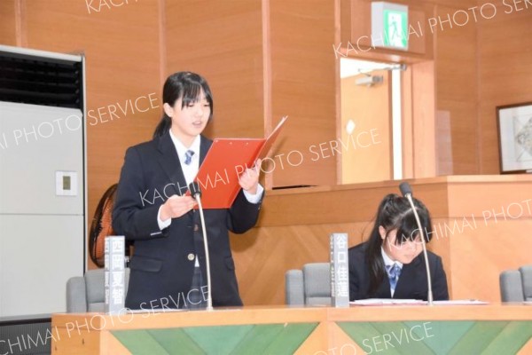 ３グループに分かれ、「空き家のリニューアル」や「子育て支援の充実」などを提案した