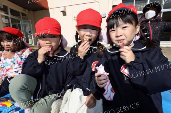 焼き芋を頬張る園児たち（２４日、助川かおる通信員撮影）