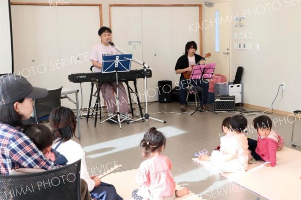 絵本の読み聞かせや歌でいじめ防止　新得で「ピンクシャツデー」
