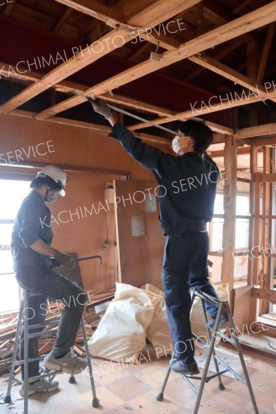 空き家の解体作業に励む