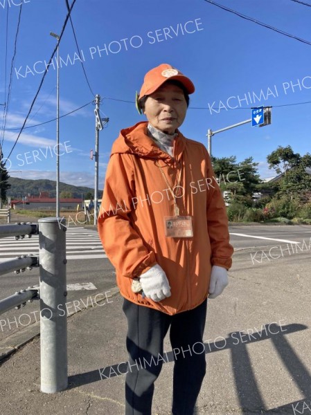 子どもたちの見守りで国道２４２号交差点に２０年立つ