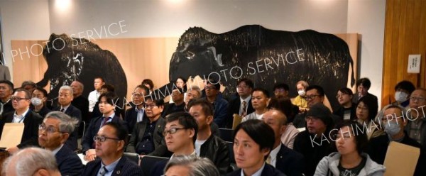 <strong>■会場内にも</strong><br>　会場の後ろでは、中札内高等養護学校の生徒が作成した実物大ナウマンゾウ段ボールパネルがサミットを見守った