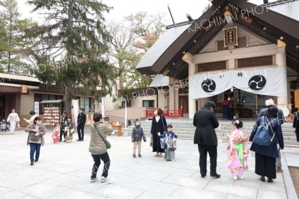 参拝者でにぎわう帯廣神社境内（２６日午前１１時２０分ごろ、助川かおる通信員撮影）