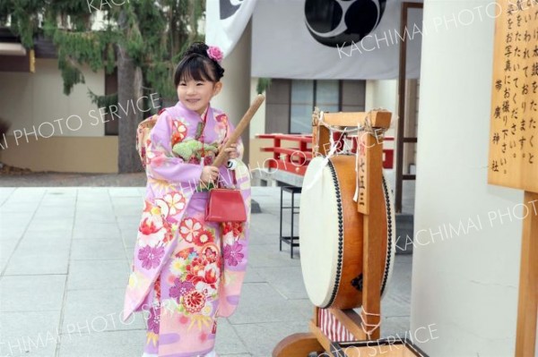 「歳太鼓」をたたく参拝者（助川かおる通信員撮影）