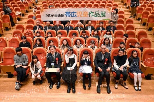 渡辺莉々奈さん（大空学園）ら表彰　ＭＯＡ美術館帯広児童作品展