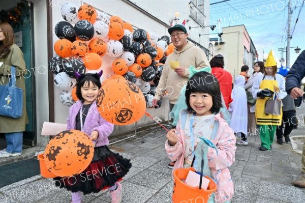 電信通り商店街でハロウィーンパレード